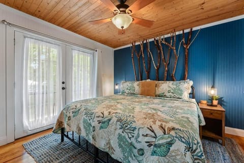 Bare Feet Bungalow -Close to beach & dog friendly House in Gulfport