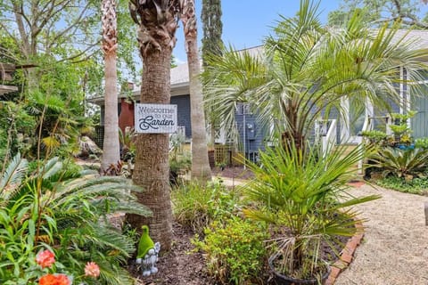 Bare Feet Bungalow -Close to beach & dog friendly House in Gulfport