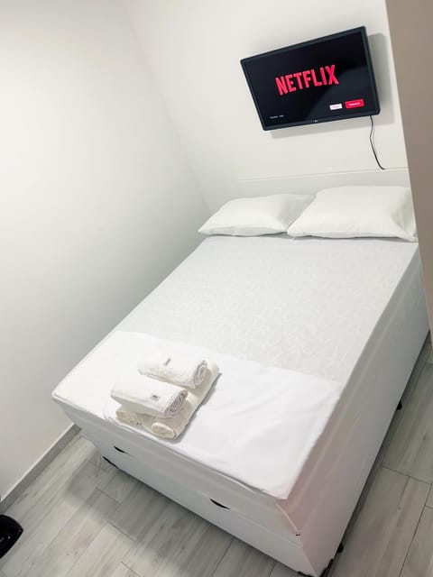 Bed, TV and multimedia, Photo of the whole room, Bedroom, towels
