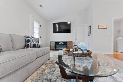 UrbanRetreat 2BR Garage 15 min to UT MedDtwn House in Knoxville