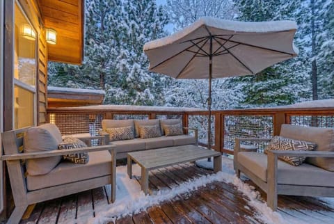 Charming Tahoe Cabin with Private Beach Access Cabin in Tahoe City