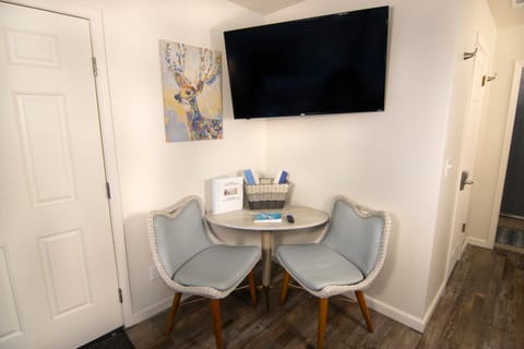 Creature Comforts Suite-Private Hot Tub-Sleeps 2 Apartment in Ahwahnee