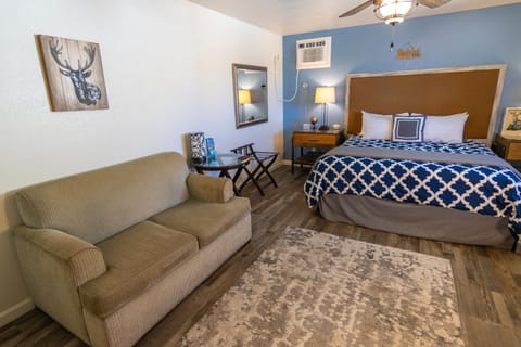 Creature Comforts Suite-Private Hot Tub-Sleeps 2 Apartment in Ahwahnee