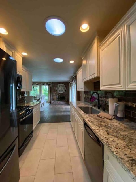 Redwood Garden House in Arden-Arcade