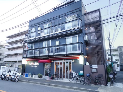 Property building, Restaurant/places to eat, Day, Neighbourhood, Street view, Location