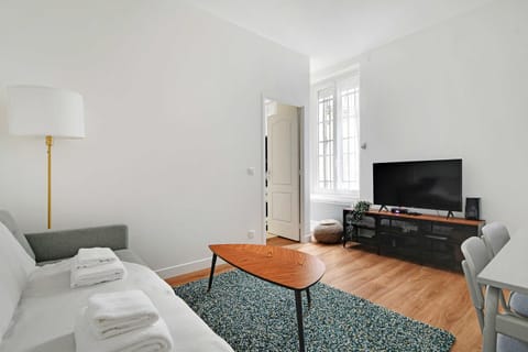Property building, Facade/entrance, Bed, TV and multimedia, Living room, Dining area, towels