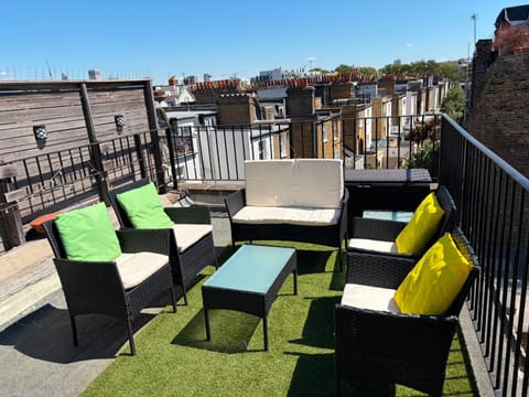 View (from property/room), Balcony/Terrace, Lounge or bar, City view, sunbed