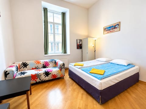 Bed, Living room, towels