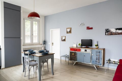 TV and multimedia, Living room, Seating area, Dining area