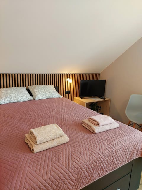 Bed, TV and multimedia, Photo of the whole room, Bedroom