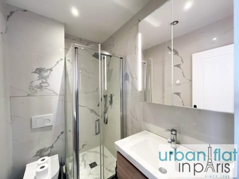 Urban Flat 108 - Classic Parisian 4 BDR Flat Apartment in Paris