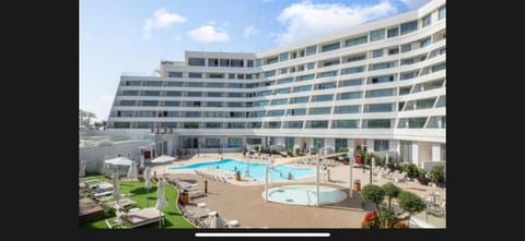 Property building, Day, Swimming pool, sunbed