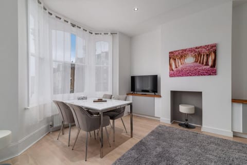 TV and multimedia, View (from property/room), Living room, Seating area, Dining area, Evening entertainment, City view, internet