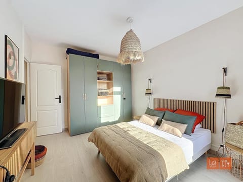 Bed, Photo of the whole room, Bedroom, wardrobe