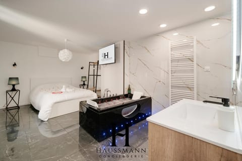 Property building, Bed, Hot Tub, storage, towels