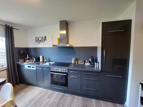 Coffee/tea facilities, Kitchen or kitchenette, dishwasher, oven, stove, toaster