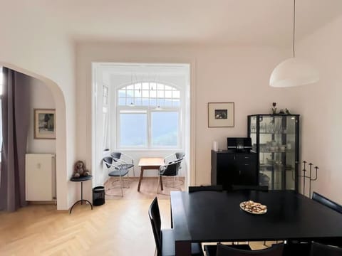 Kitchen or kitchenette, Seating area, Dining area