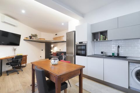 TV and multimedia, Kitchen or kitchenette, Living room, Seating area, Dining area, dishwasher, oven, stove, washing machine