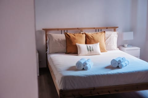 Bed, View (from property/room), Photo of the whole room, Bedroom, City view, Garden view, Landmark view, Street view, towels