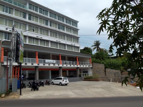 Facade/entrance, Area and facilities