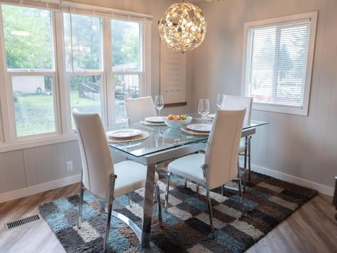 Cozy and Stylishly-Walk To The Beach - Sleeps 5 House in Grayland