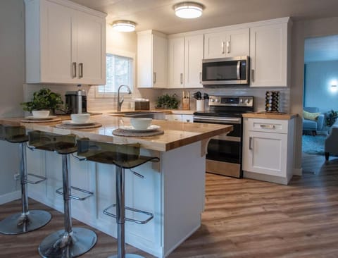 Cozy and Stylishly-Walk To The Beach - Sleeps 5 House in Grayland