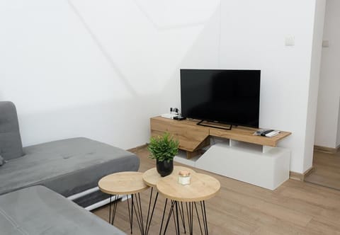 Communal lounge/ TV room, TV and multimedia, Living room, Seating area