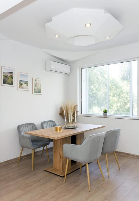 Seating area, Dining area, air conditioner