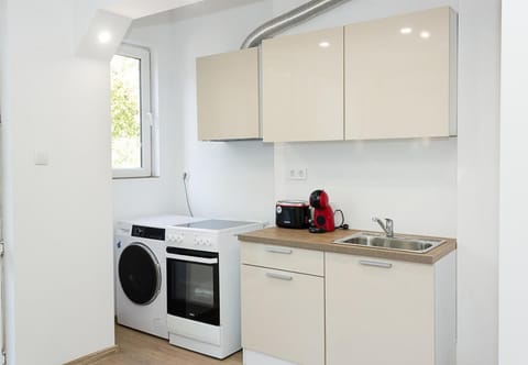 Kitchen or kitchenette, oven, toaster, washing machine