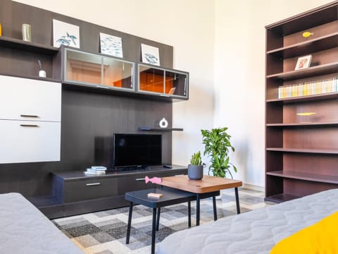 Communal lounge/ TV room, Library, TV and multimedia, Living room, Seating area, Evening entertainment