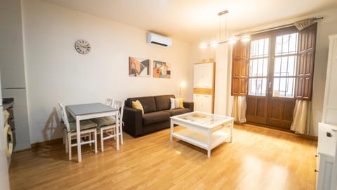 Bed, Living room, Photo of the whole room, Seating area, Dining area, internet, air conditioner