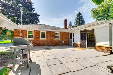 Home about 17 Mi to Detroit with Patio and Grill! House in Southfield