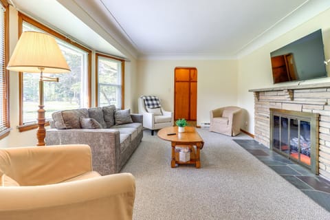 Home about 17 Mi to Detroit with Patio and Grill! House in Southfield