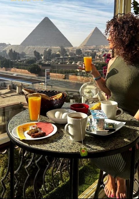 Patio, View (from property/room), Balcony/Terrace, Food and drinks, Dining area, Food, Mountain view, Drinks