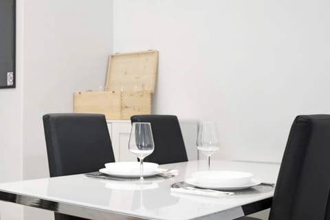 Kitchen or kitchenette, Living room, Food and drinks, Seating area, Dinner, Dinner, Drinks, kitchen