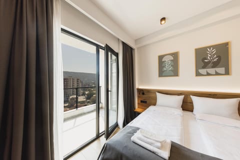 Bed, Photo of the whole room, Bedroom, Mountain view, towels