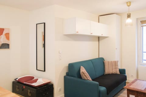 bright studio with balcony quiet location Apartment in Paris