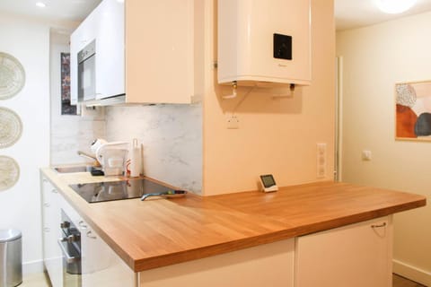 bright studio with balcony quiet location Apartment in Paris