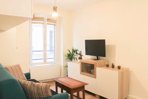 bright studio with balcony quiet location Apartment in Paris