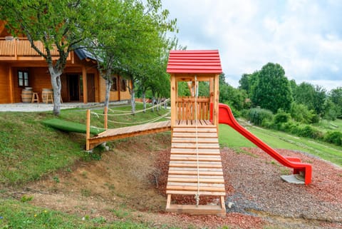Communal lounge/ TV room, Spring, Day, Natural landscape, Children play ground, Garden, Evening entertainment, Garden view