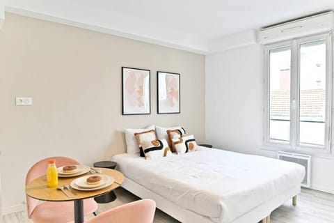 Bed, Photo of the whole room, Dining area