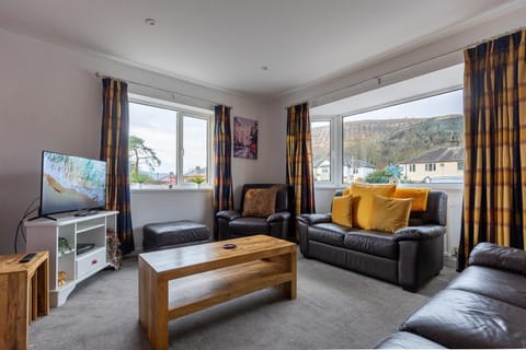 Natural landscape, TV and multimedia, Living room, Seating area, Mountain view