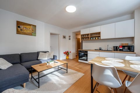 Coffee/tea facilities, Kitchen or kitchenette, Living room, Dining area, stove