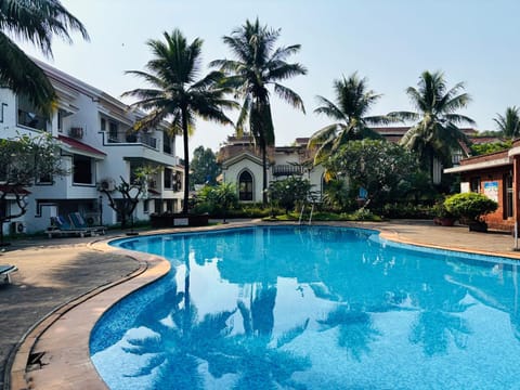 Property building, Day, Garden, Garden view, Pool view, Swimming pool, sunbed