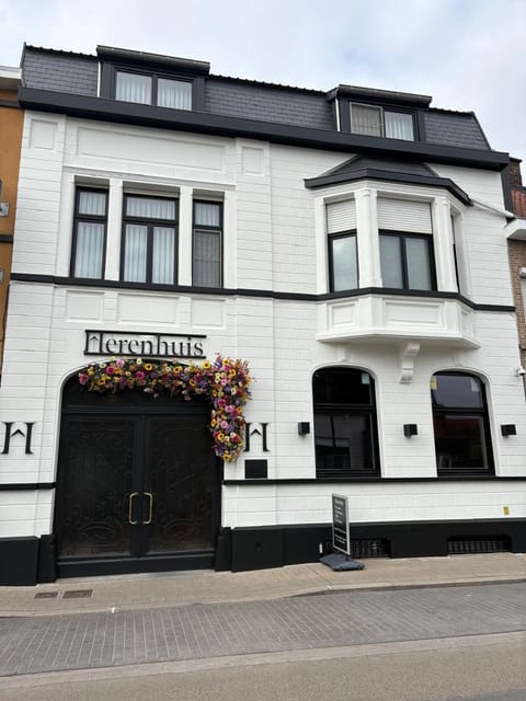 Property building, Facade/entrance, Day, Logo/Certificate/Sign