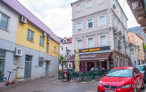 Neighbourhood, Street view, Location