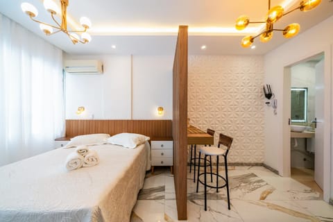 Bed, TV and multimedia, Photo of the whole room, Bedroom, towels, air conditioner