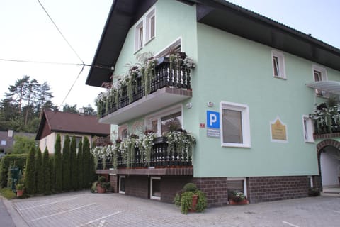 Facade/entrance, Balcony/Terrace, Area and facilities