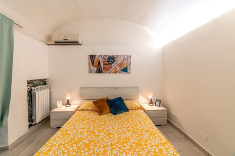 Photo of the whole room, Bedroom, furniture