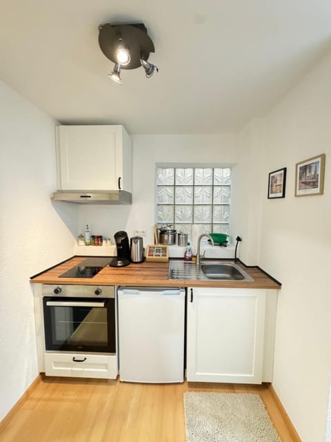 Coffee/tea facilities, Kitchen or kitchenette, oven, stove